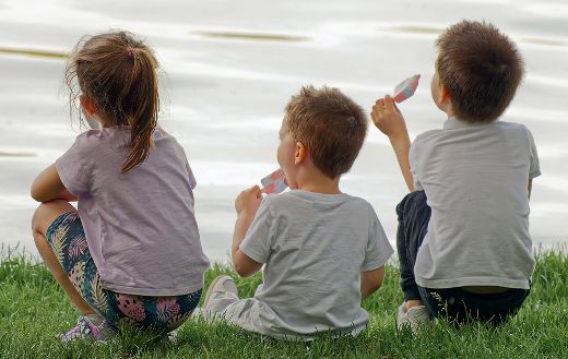 Children eating ice cream