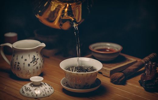 Pouring tea online
