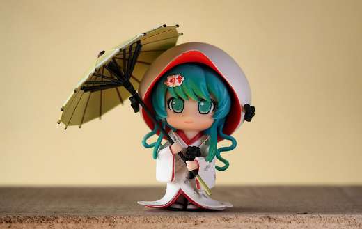 Young lady umbrella figurine puzzle
