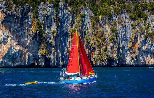 Boat blue ocean water online