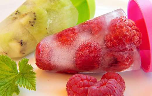 Raspberries kiwi ice