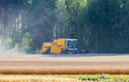 Threshing combine harvester