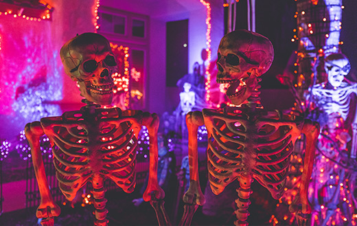 two-skeleton-halloween