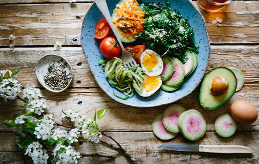 poached-egg-with-vegetables-and-tomatoes-k