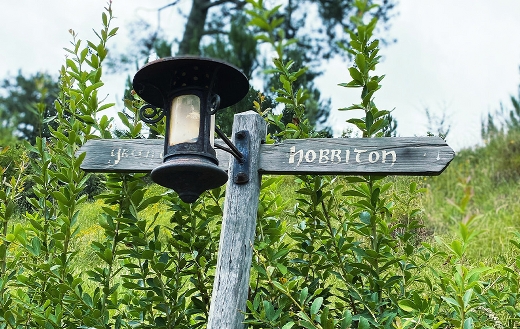 Hobbiton and Green Dragon sign