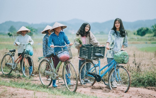 Woman girl outdoor together puzzle