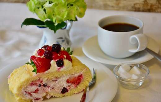 Strawberry roll with coffee