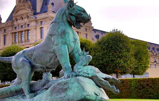 Tigre terrassant un crocodile statue Tuileries garden