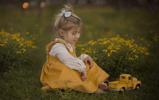 Little girl in yellow dress online