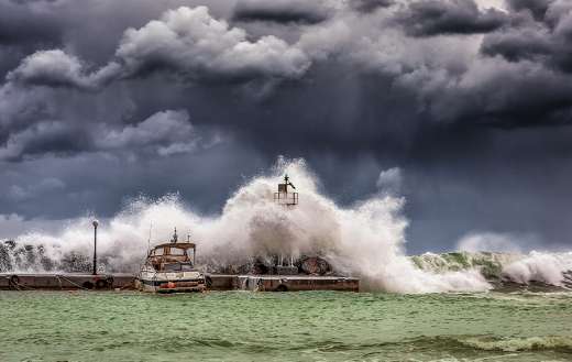 Big waves under angry sky