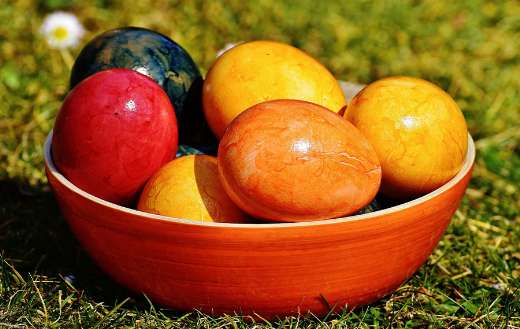 To dye shell eggs colored