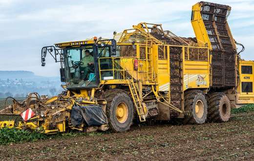 Agriculture field machine vehicle harvester