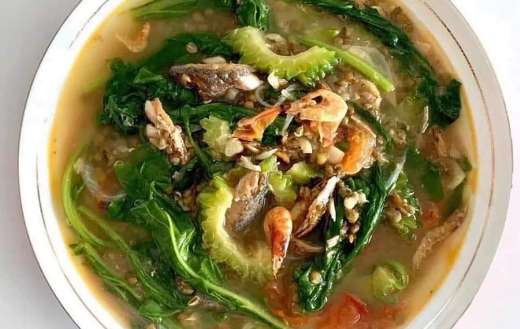 Vegetables soup with shrimp and fried fish