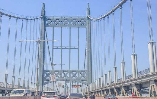 Manhattan bridge New York and cars