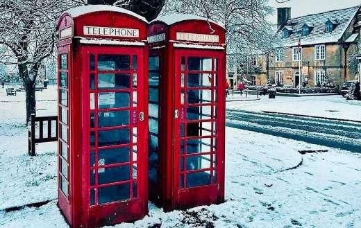 London snowy day red telephone booth
