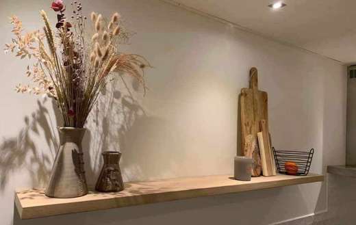 Oak shelf with spotlights decoration