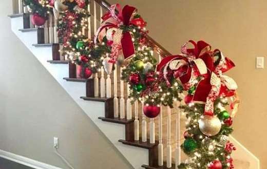 Stairwell christmas decorations