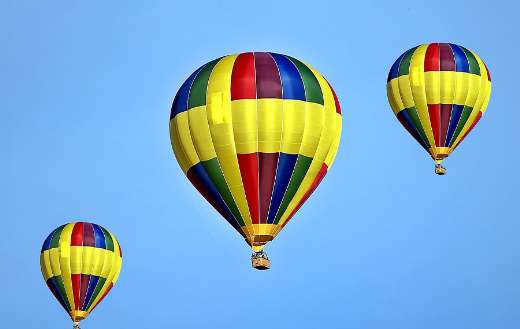 Three same colors air balloon