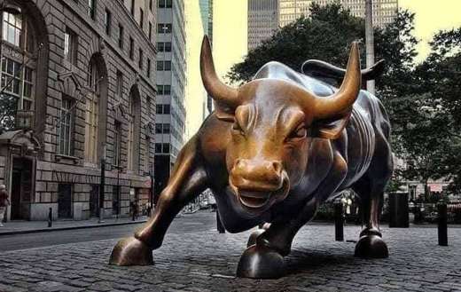 Charging bull Arturo Di Modica sculpture