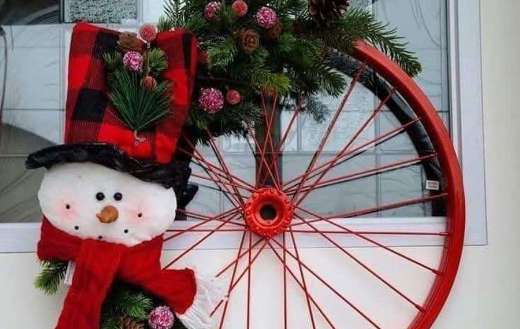 Decorative wreath made of painted bicycle wheel